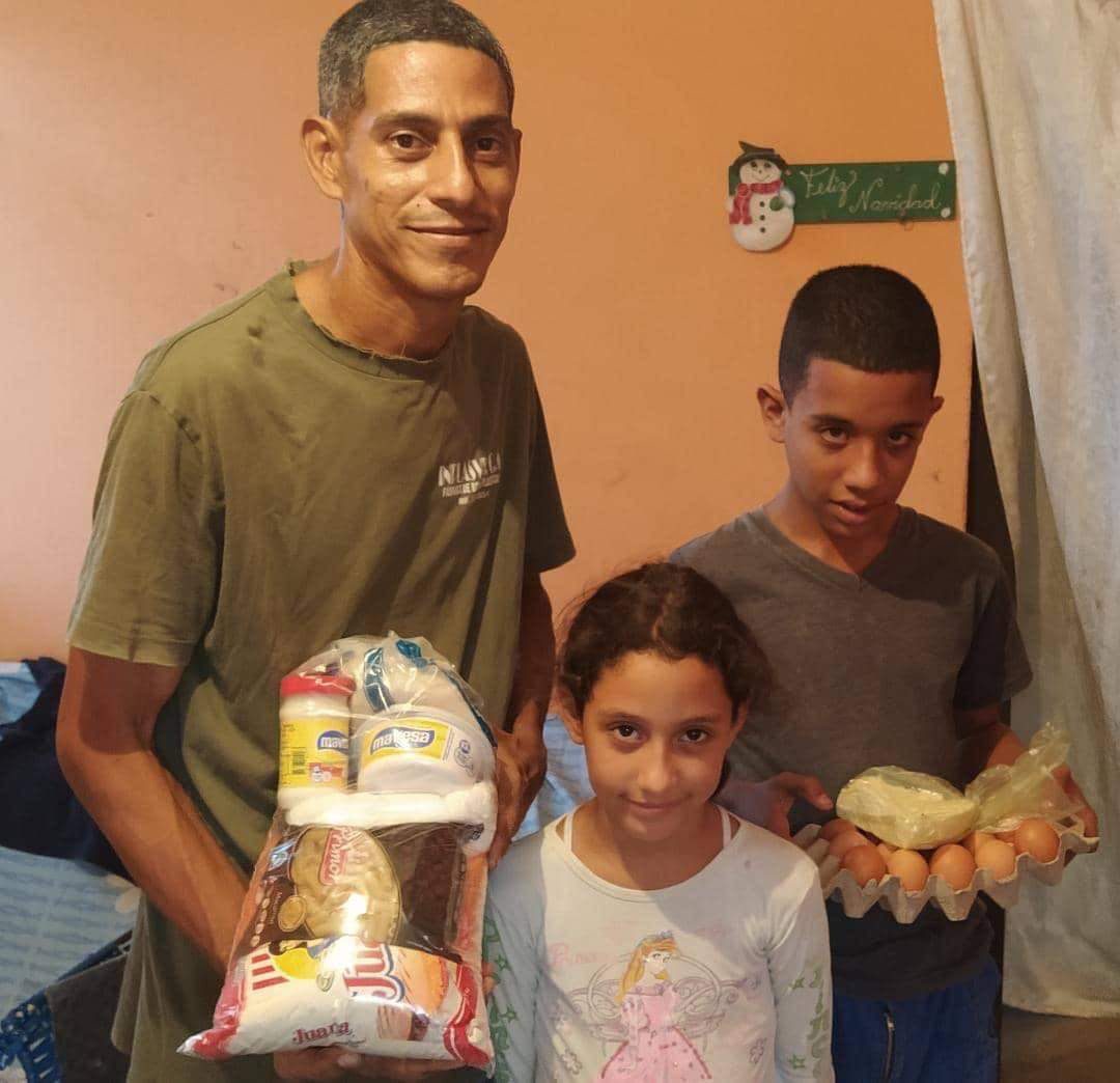 Direct impact - father and children receiving food, genuine moment